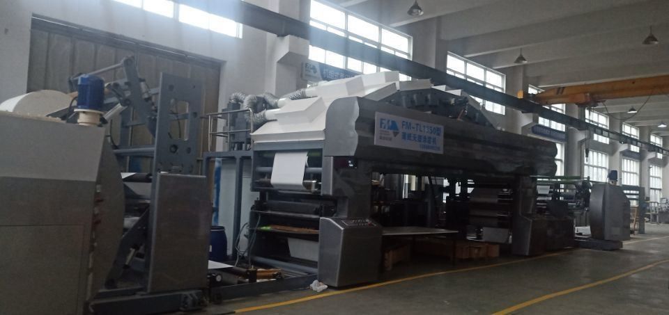 1350mm πλάτος Χημική λαμινίωση με βάση το νερό Χωρίς μηχανή πλαστικής επίστρωσης για χαρτί τέχνης