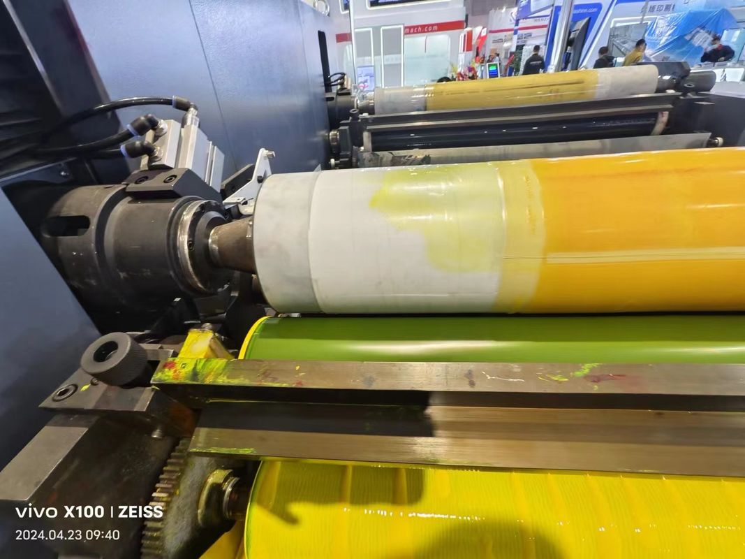 Μηχανή εκτύπωσης Flexo τύπου μανίκι με αυτόματο σύστημα φόρτωσης και εκφόρτωσης
