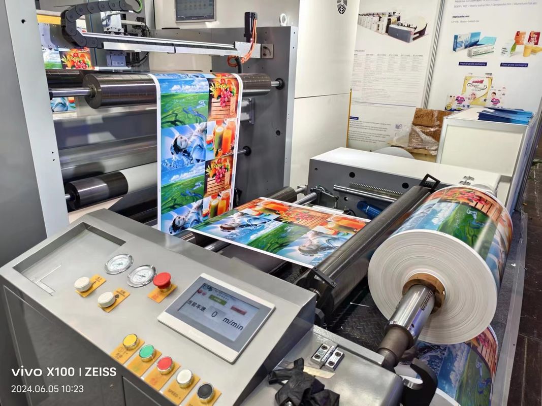 Μηχανή εκτύπωσης Flexo τύπου μανίκι με τμήματα εισόδου και εξόδου για ομαλή λειτουργία