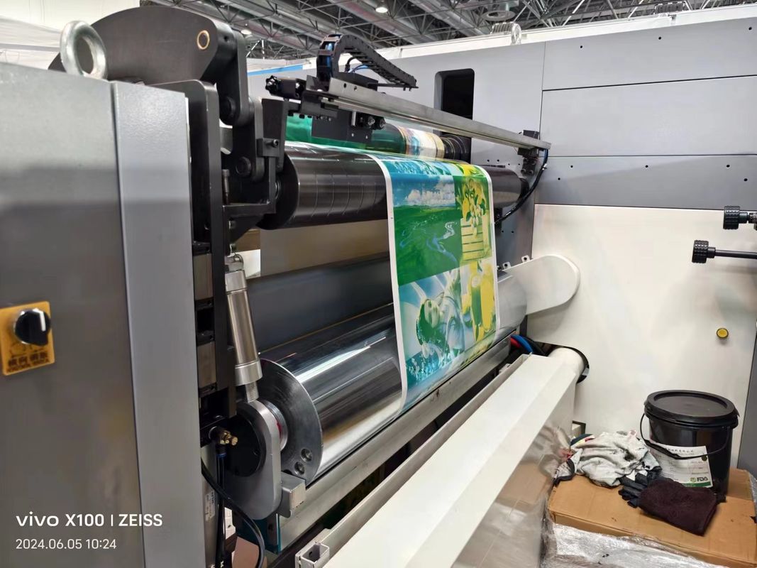 Μηχανή εκτύπωσης Flexo τύπου μανίκι με τμήματα εισόδου και εξόδου για ομαλή λειτουργία