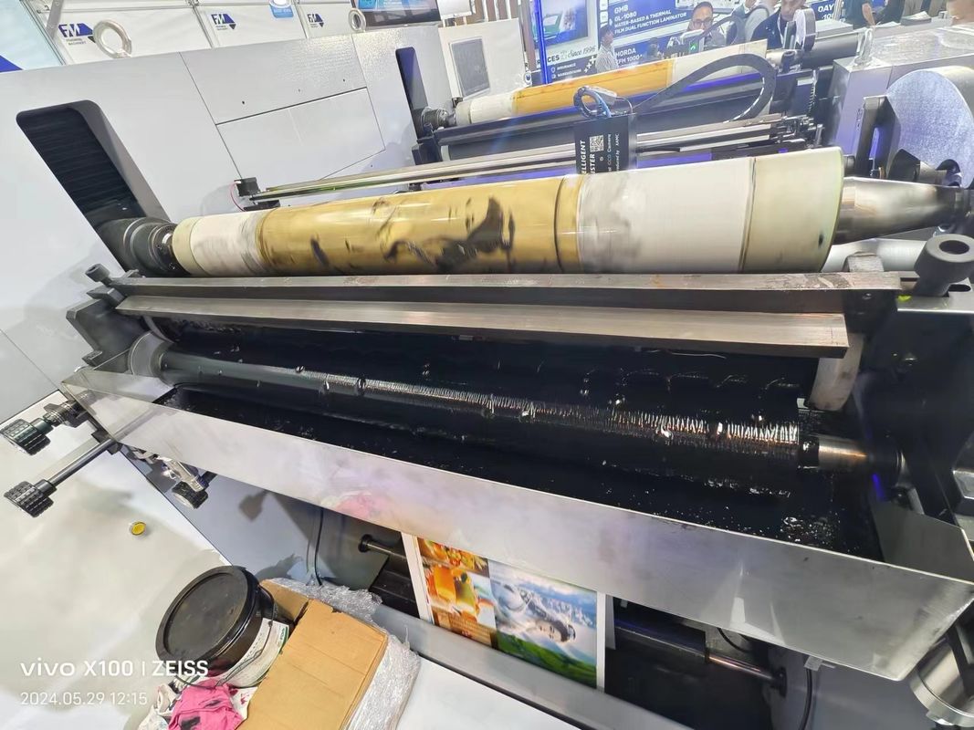 Μηχανή εκτύπωσης Flexo τύπου μανίκι με τμήματα εισόδου και εξόδου για ομαλή λειτουργία